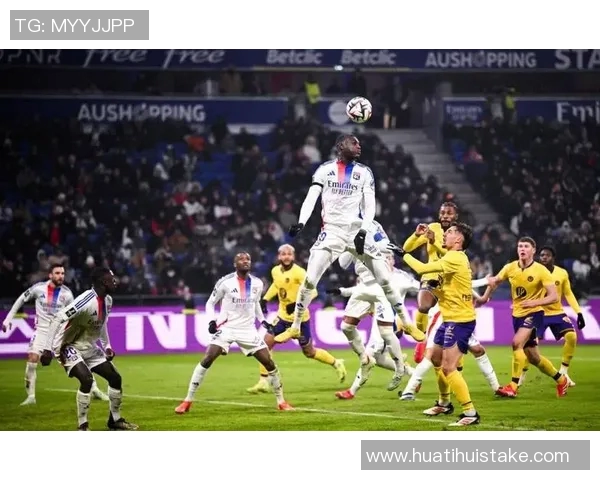 约罗身穿里尔球衣盛装出席里尔对阵巴黎比赛开球仪式